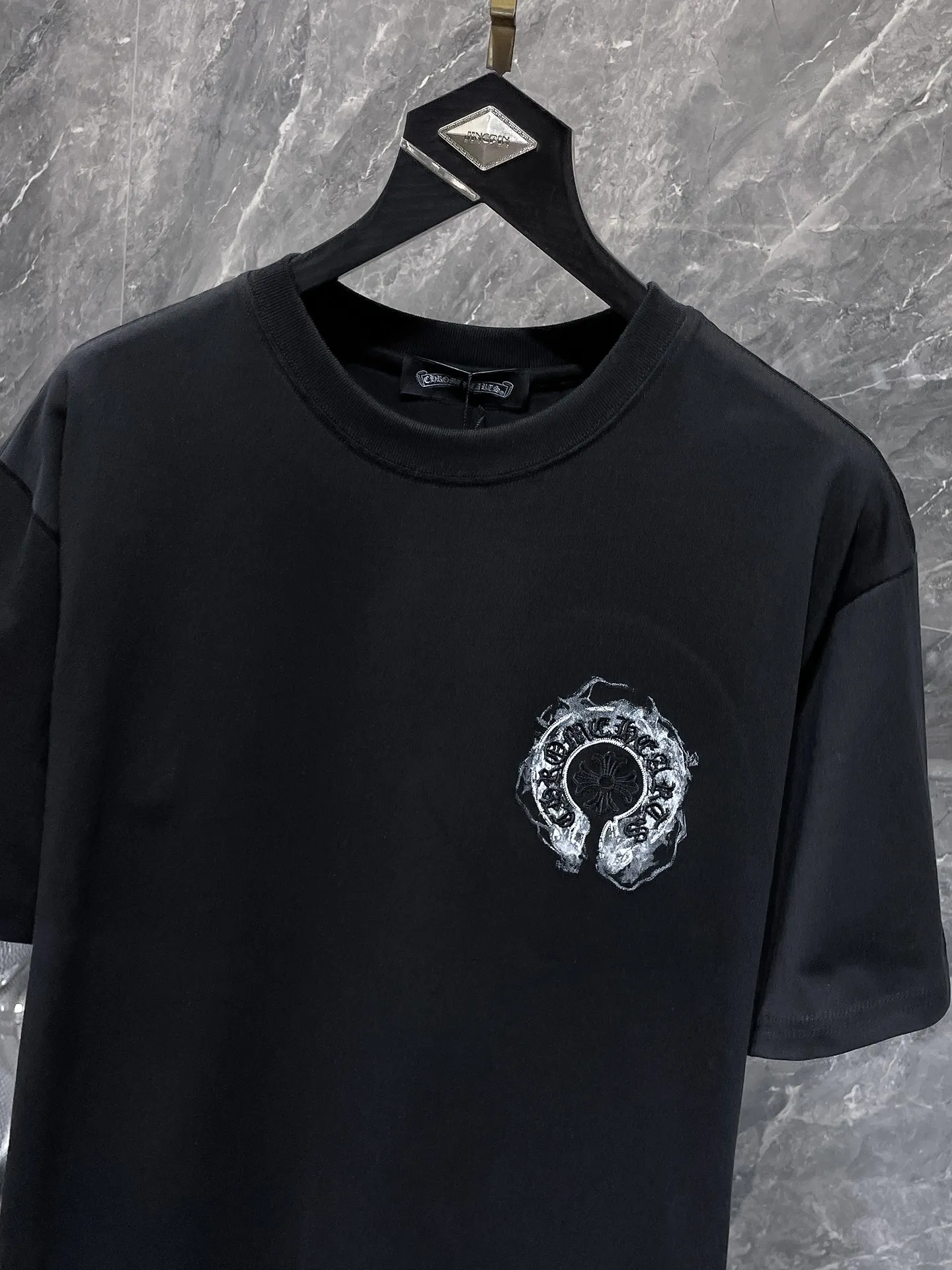 P166 New Chrome Hearts 25ss for summer. High-weight, environmentally friendly and high-quality top-grade fabric. 280g. Crocodile Sanskrit cross embroidery. Hand-painted short-sleeved. Vacuum embroidery method! Heavy embroidery! ! ! Tens of thousands of needles! ! Counter synchronization 1:1 replica version Recommended color: black white Code number: S, M, L, XL